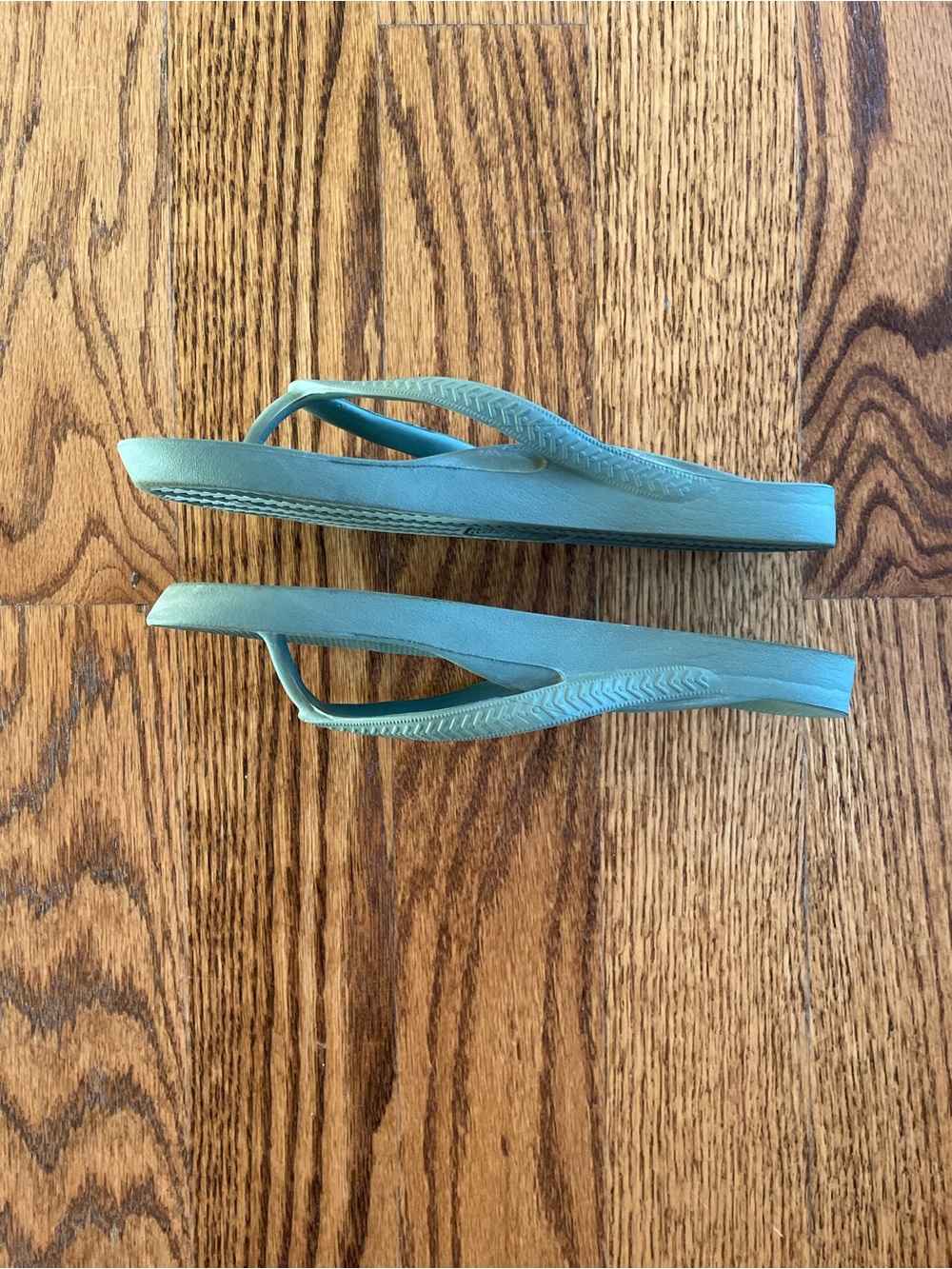 Archie’s green flip-flop sandals size 6 - Picture 3 of 5